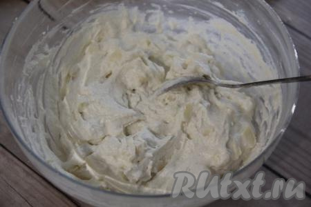 Вмешать яблоки в тесто при помощи ложки. Яблочки дадут свой сок и тесто станет нужной консистенции.