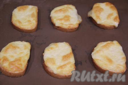 Запекать сырные гренки в разогретой духовке, примерно, 10-15 минут при температуре 180 градусов. Греночки должны стать золотистого цвета.&nbsp;