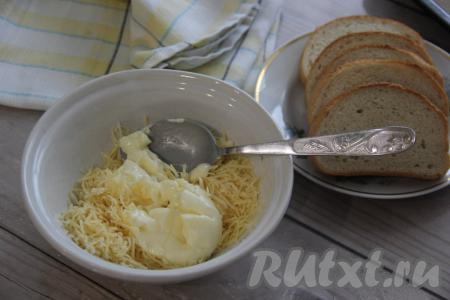 В глубокую тарелку натереть на мелкой тёрке сыр, добавить майонез.&nbsp;