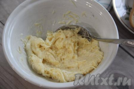 Перемешать столовой ложкой сыр с майонезом до однородности и сырная начинка для гренок готова.&nbsp;