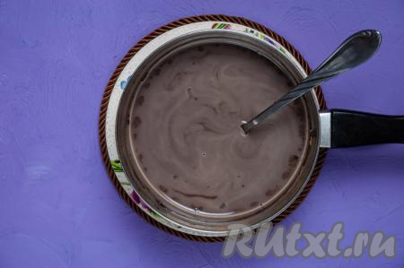 Не снимая с огня, добавьте к молоку какао и набухший желатин, перемешайте до однородности. Масса должна нагреться, но не должна закипеть, так как желатин теряет свои желирующие свойства при кипении (ориентировочно держите на среднем огне 1-2 минуты, непрерывно помешивая).