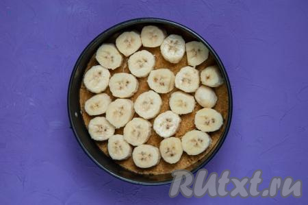 По истечении 20 минут достаньте форму с печеньем из морозилки, разложите кусочки бананов.