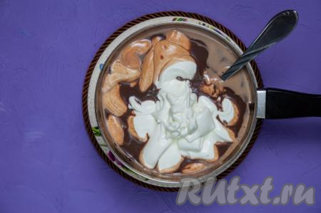 Уберите ковшик с плиты и добавьте в него сметану, перемешайте шоколадный мусс до однородности.