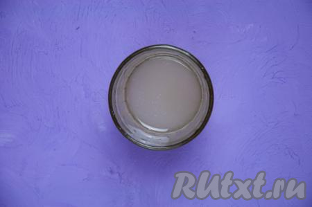 Пока основа для торта в морозилке, приготовим шоколадный мусс. Для этого в стакан налейте 100 миллилитров воды комнатной температуры, добавьте желатин, перемешайте и оставьте для набухания минут на 15-20.