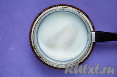 В ковшик (или маленькую кастрюлю) налейте молоко, добавьте сахар и поставьте на средний огонь. Помешивайте молоко до полного растворения сахара.