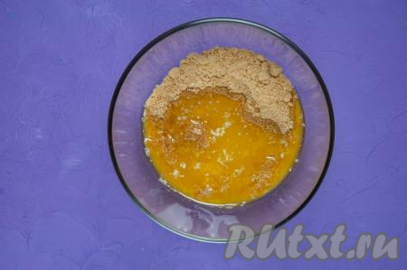 Растопите сливочное масло до жидкого состояния на водяной бане или в микроволновке. Поместите крошку из печенья в объёмную миску, влейте растопленное сливочное масло, перемешайте.