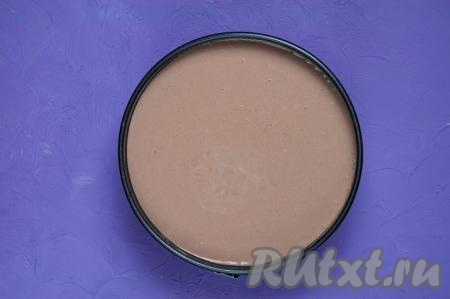 Поверх бананов равномерно вылейте шоколадный мусс. Поставьте торт в холодильник, как минимум, на 3 часа (до полного застывания желатина). Но лучше его оставить для застывания на ночь.