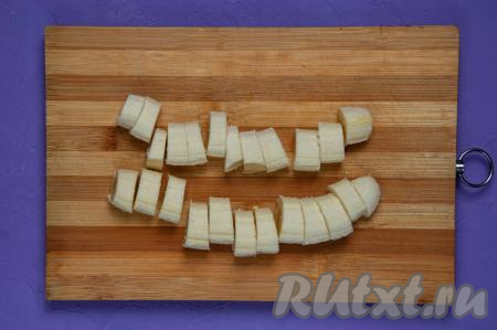 Почистите и нарежьте бананы на кусочки толщиной 1,5 сантиметра.