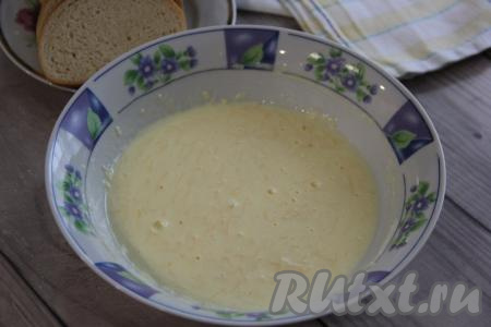 Перемешать получившуюся сметанно-сырную смесь вилкой.&nbsp;