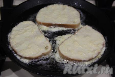 Выложить кусочки батона в сковороду.