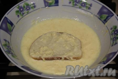 В сковороду влить масло и разогреть. Обмакнуть кусочки батона с двух сторон в сметанно-сырную смесь.&nbsp;