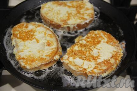 Жарить сырные гренки на сковороде с двух сторон до золотистого цвета.