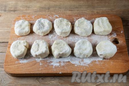 Разделите "отдохнувшее" тесто на 10 одинаковых частей.