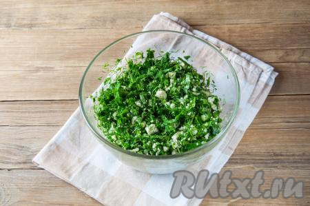 Вымойте зелень, обсушите. Для приготовления кутабов можно использовать любую зелень, я взяла листья петрушки, зелень укропа и зелёный лук. Мелко нарежьте зелень и выложить в миску с размятой брынзой.