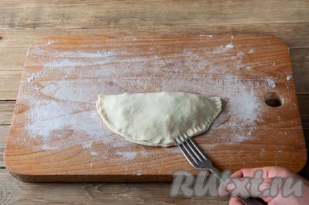 Накройте начинку свободной частью лепёшки и прижмите края вилкой.
