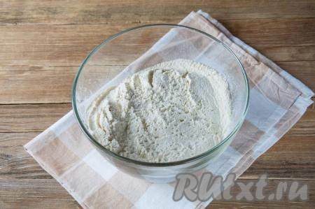 Возьмите глубокую миску, просейте в неё муку, добавьте соль.