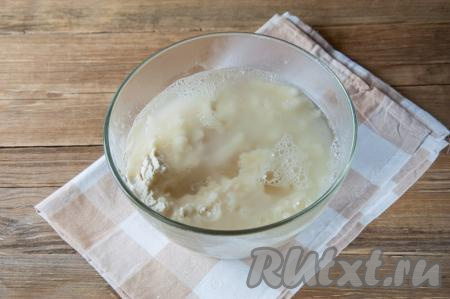 К муке влейте растительное масло и кипяток.