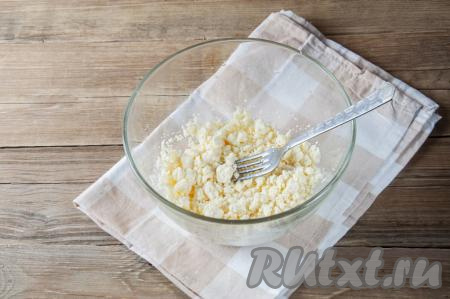 Приготовьте начинку, для этого брынзу выложите в миску и разомните вилкой.