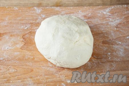 Пока масса в миске горячая, перемешивайте её ложкой, замешивая тесто. Когда масса немного остынет, продолжайте замес уже руками. Тесто должно получиться однородным, достаточно мягким, но при этом плотным, не липнущим к рукам.