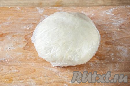 Накройте тесто плёнкой и дайте ему полежать 20 минут.