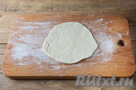 Раскатайте каждую часть теста на припылённой мукой поверхности в тонкую лепёшку.