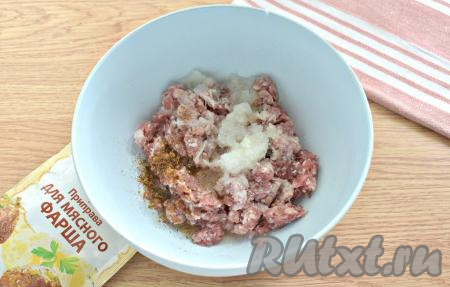 Мясо свинины и говядины перекручиваем на мясорубке. Фарш перекладываем в миску. Очищаем лук, измельчаем его с помощью тёрки (или мелко нарезаем ножом), перекладываем к фаршу. По вкусу солим фарш, всыпаем готовую приправу или подходящие специи (например, перец чёрный молотый, паприку). Вливаем к фаршу 1,5 столовые ложки холодной воды.