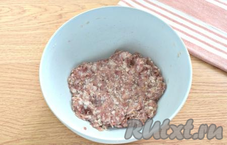 Тщательно перемешиваем фарш с луком и специями. Мясная начинка для домашних пельменей должна быть мягкой, нежной.