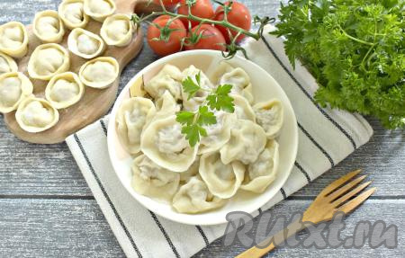 Домашние пельмени с начинкой из свинины и говядины получились очень вкусными, угощайтесь!