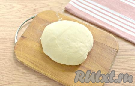 Смешиваем ингредиенты сначала в миске. Когда образуется комок, продолжаем вымешивать тесто уже на столе руками, подсыпая, по необходимости, ещё муку. Тесто должно получиться эластичным, не прилипать к ладоням. Пока будем делать начинку для пельменей, тесто убираем в целлофановый пакет и отправляем в холодильник.