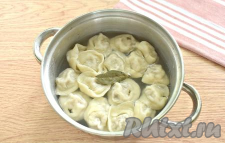 Часть пельменей я отварила в присоленной воде с лавровым листом (варим 8-10 минут после закипания), оставшиеся пельмени заморозила "про запас", выложив их на доску в один слой.