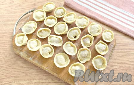 Крепко скрепляем края каждого кружочка, уголки соединяем, формируя пельмешки. Так лепим все пельмени. Примерно получается 80 пельменей.