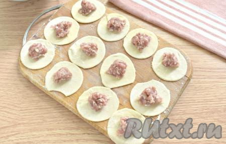 На каждую заготовку кладём по половине чайной ложки мясной начинки.