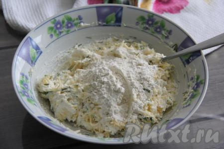 Всыпать муку и перемешать до однородности. Масса для сырников должна получиться нежной и в тоже время достаточно густой, чтобы из неё можно было формировать сырники. Возможно, муки потребуется чуть больше, чем указано в рецепте, но старайтесь добавлять дополнительную муку только по необходимости.