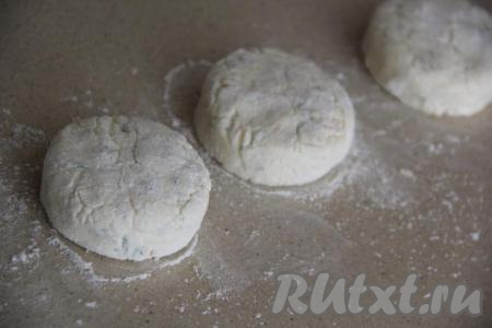 Из полученной массы сформировать руками сырники и обвалять их в муке.
