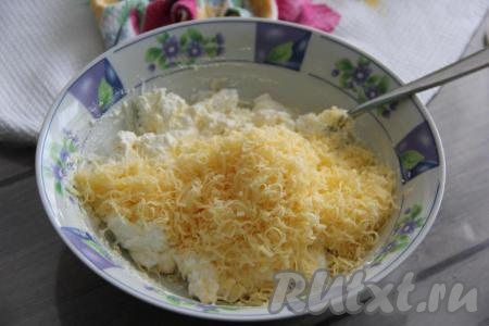 Перемешать творог с яйцом при помощи вилки. Затем к творожно-яичной смеси выложить сыр, натёртый на мелкой тёрке.