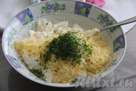 Добавить мелко нарезанную зелень и соль.