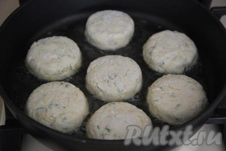 Растительное масло влить в сковороду и очень хорошо его разогреть, а затем выложить сырники.