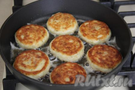 Жарить сырники до золотистого цвета с двух сторон на среднем огне (минуты по 2-3 с каждой стороны). Затем огонь выключить, сковородку накрыть крышкой и дать сырничкам дойти ещё в течение 3-5 минут.