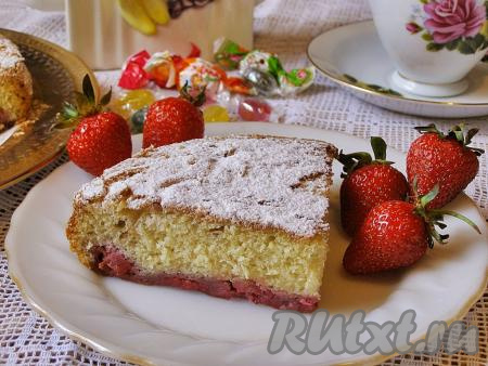 Ароматную, мягкую и необыкновенно вкусную шарлотку, приготовленную со свежей клубникой, нарезаем на кусочки и подаём к столу к чаю или кофе.