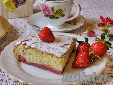 Готовой шарлотке с клубникой даём немного остыть, затем вынимаем из формы и перекладываем на блюдо. По желанию, можно посыпать пирог сахарной пудрой или украсить на свой вкус.
