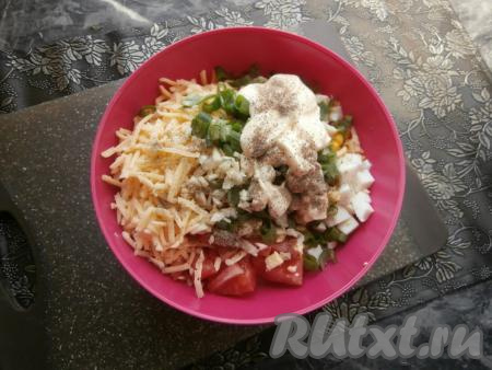 Поперчить салат, посолить по вкусу, добавить майонез.