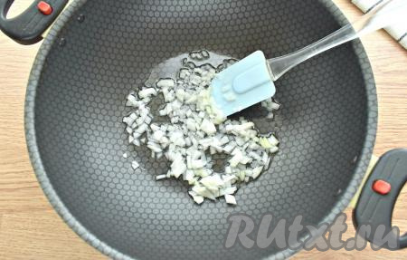 После замеса теста сразу приступаем к приготовлению начинки. Очищаем лук, нарезаем его мелко, выкладываем в сковороду, уже прогретую с растительным маслом, и обжариваем минуты 3 на умеренном огне, периодически перемешивая.