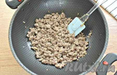 Перемешиваем, обжариваем до полуготовности (приблизительно 5-7 минут). Кусочки фарша во время жарки постоянно разбиваем лопаточкой. Фарш изменит цвет. Готовую начинку для пирога убираем с огня и остужаем.