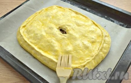 Яйцо смешиваем с одной столовой ложкой молока и смазываем получившейся смесью верх и бока пирога.