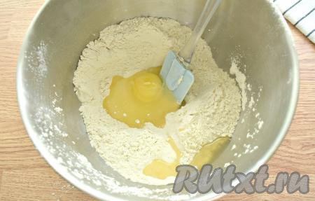 В это углубление вбиваем яйцо и вливаем растительное масло.