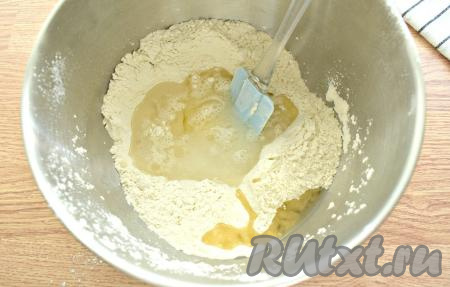 Следом вливаем тёплую кипячёную воду (примерная температура 38-39 градусов).