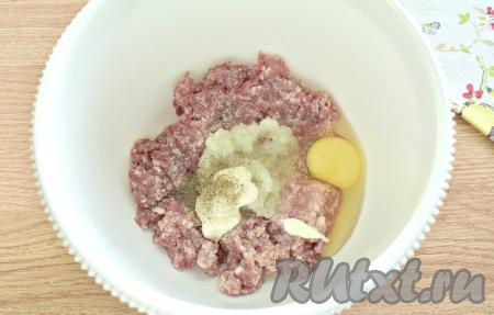 Разбиваем в фарш яйцо, добавляем майонез. Содержимое миски перчим по вкусу и солим, по желанию, можно всыпать свои любимые специи для фарша.