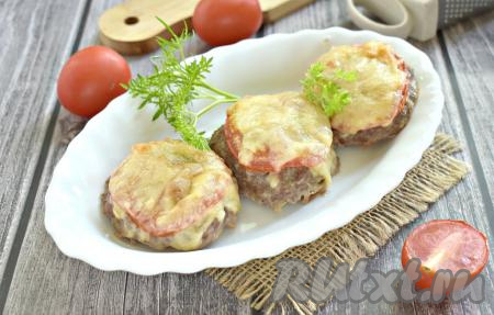 Котлеты, приготовленные из фарша с помидорами и сыром, получаются сочными, аппетитными и вкусными. Сразу подаём котлетки к столу, дополнив их гарниром.