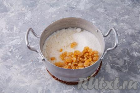 Яйцо разделите на желток и белок. Добавьте к остывшей рисовой каше соль, сахар, яичный белок и изюм, тщательно перемешайте.