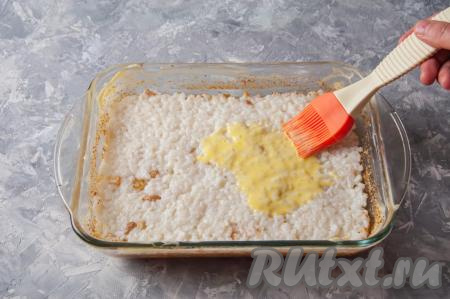 Смешайте в отдельной ёмкости сметану и желток, затем смажьте этой смесью поверхность будущей запеканки. Поместите форму в разогретую до 180 градусов духовку минут на 30-40 (до появления золотистой корочки).